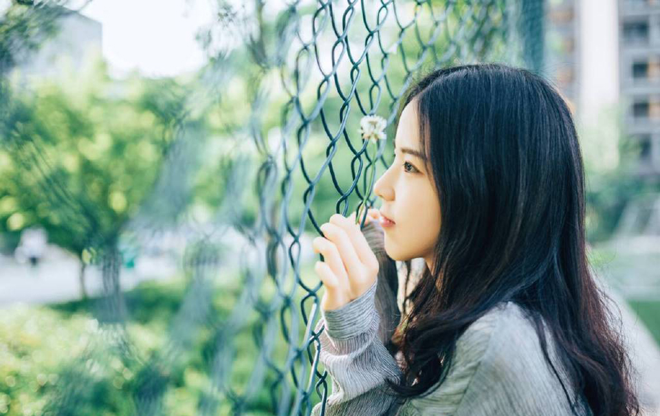 想到这里，刘璝摇了摇头，不管如何，今日定要见到主公，一路上无人阻拦，刘璝径直来到刘璋的卧房之外，正要推门而入，里面突然传来女子痴痴的荡笑声，中间还夹杂着男人粗重的喘息声。